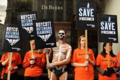 Manifestantes protestan contra el comercio de diamantes de Bostuana