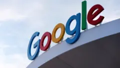 Логотип компании на одном из зданий Google