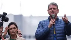 Michelle Bolsonar e Tarcísio de Freitas em manifestação