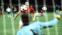 Antonin Panenka trompe Sepp Maier avec son penalty.