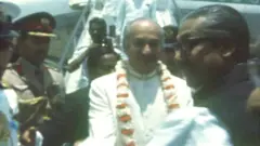মি. ভুট্টো বাংলাদেশে আসার পর তাকে ফুলের মালা পরিয়ে বরণ করে নেন শেখ মুজিবুর রহমান