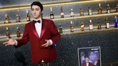 中國首家機器人餐廳北京開幕 大廚、服務生、樂隊全由機器人代勞