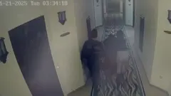 Güvenlik kamerası görüntülerinde bir erkek ve kadın, çocuklarıyla koridorda koşuyor