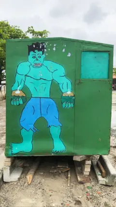 Pintura feita à mão do Hulk segurando cocos verdes numa barraca de praia em Guaratuba, Paraná