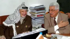 Rais wa sasa wa Palestina Mahmoud Abbas na hayati Rais Yasser Arafat mwaka 2003