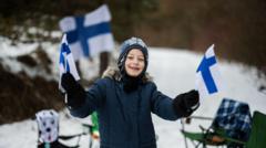 finlandiya bayrağı tutan bir çocuk 