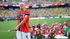 Haaland comanda seus companheiros da seleção na remada viking, comemorando a vitória da Noruega contra o Brasil nas oitavas de final da Copa do Mundo de 2026