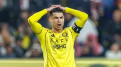 کریستیانو رونالدو، با لباس زرد که دست‌های خود را بالای سرش برده است.