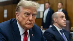 الرئيس الأمريكي السابق دونالد ترامب من داخل محكمة مانهاتن