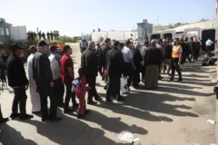 Palestinos fazem fila para cruzar de Ramallah a Jerusalém