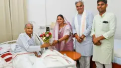 রাজস্থানের প্রাক্তন মুখ্যমন্ত্রী ও কংগ্রেস নেতা অশোক গেহলোটের সঙ্গে সঞ্জনা জাটভ