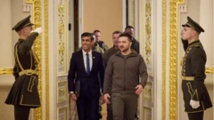 Rishi Sunak và Volodymyr Zelensky trong buổi đón tiếp tại Kyiv