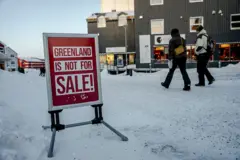 Uma placa onde se lê em inglês "A Groenlândia não está à venda!" é vista em Nuuk, Groenlândia, em 20 de janeiro de 2026.