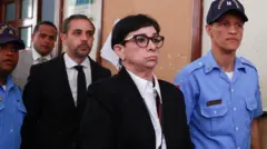 Los hermanos Antonio y Maribel Espaillat llegando al juicio