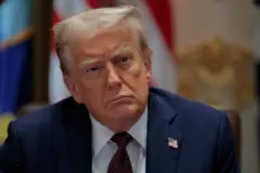 Trump olhando para o lado