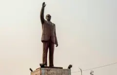 Estatua de Patrice Lumumba en Kinshasa, con la pose adoptada por Lumumba Vea