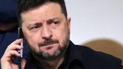 O presidente da Ucrânia, Volodymyr Zelensky, falando ao telefone celular