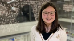 Üç yıl sonraki fotoğrafında Alyssa büyümüş görünüyor. Uzun saçlarıyla kameraya poz veriyor.