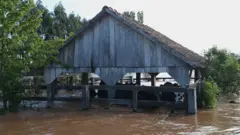 Propriedade submersa em meio a enchente