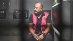 Mantan Kepala Badan Gizi Nasional (BGN), Dadan Hindayana, berada di dalam mobil tahanan di Kejaksaan Agung, Jakarta, Rabu (03/06). 