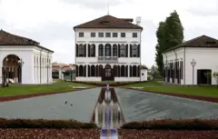 La imponente villa: tres edificios blancos