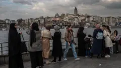 İstanbul Eminönü'ndeki bir grup kadın 