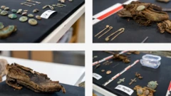 Imagem composta por quatro fotografias dispostas em forma de quadro. Na parte superior esquerda, observa-se uma insígnia de boné desgastada, com o emblema do regimento Royal Highlanders, além de pequenas cruzes. A imagem superior direita mostra três alfinetes metálicos e um pedaço de tecido com uma insígnia metálica. A imagem inferior direita mostra vários botões e insígnias do regimento Cameron Highlanders. A imagem inferior esquerda mostra a sola e o salto marrom desgastados da bota de um soldado.