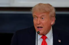 Donald Trump fala ao microfone durante evento