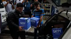 Agentes da vigilância sanitária apreendem caixas de vodca após casos de intoxicação por metanol