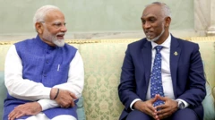 जून में तीसरे कार्यकाल के लिए शपथ ग्रहण के बाद पीएम मोदी और मालदीव के राष्ट्रपति मुइज़्जू की मुलाक़ात की तस्वीर (फ़ाइल फ़ोटो)