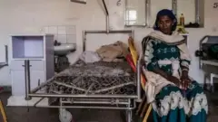 በሆስፒታል ውስጥ የተቀመጠች እናት