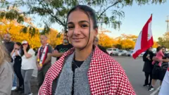 Naddine Ahmad en una protestas en solidaridad con Líbano, en Dearborn.