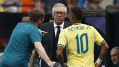Ancelotti e Neymar durante jogo contra Noruega