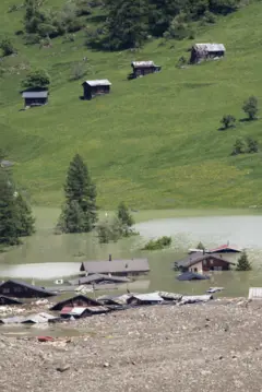 Uma imagem feita em 29 de maio de 2025, um dia após uma enorme avalanche desencadeada pelo colapso da geleira Birch, mostra um lago se formando em meio à massa de lama que cobria a vila de Blatten, na Suíça