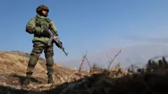 2024年1月24日，印度軍隊士兵在印度查謨和克什米爾烏里地區的巴基斯坦和印度之間的控制線（LoC）上巡邏。