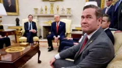 Майк Волтц піл час зустрічі президента Трампа з генеральним секретарем НАТО Марком Рютте в Овальному кабінеті Білого дому, березень 2025 року