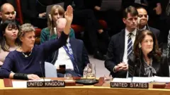 Barbara Woodward, embajadora británica ante Naciones Unidas, vota con la mano alzada en una sesión sobre Ucrania en el Consejo de Seguridad de la ONU, mientras la representante estadounidense se abstiene de alzar la suya. 