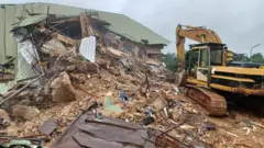 Ụgbọala Katapila na-abọkasị ụvụrụ aja ụlọelu ahụ dara ada iji zọpụta ndị ka tọọrọ n'ime ya