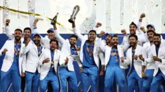 చాంపియన్స్ ట్రోపీ 2025 ట్రోఫీతో భారత జట్టు 