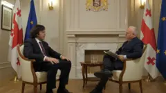 BBCのインタビューを受けるジョージアのイラクリ・コバヒゼ首相