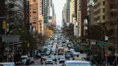 Улица Нью-Йорка, полная машин.