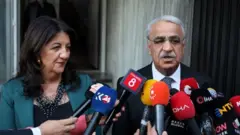 Pervin Buldan ve Mithat Sancar mikrofonlar önünde açıklama yapıyor
