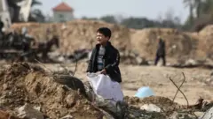 یک پسر فلسطینی در مغازی در مرکز غزه