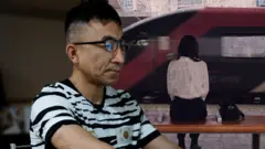 컴퓨터 앞에서 작업하고 있는 유규진 씨와 기차역 앞에 앉아 있는 여성의 뒷모습을 콜라쥬한 이미지