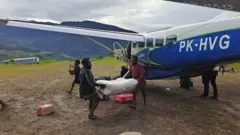 Penyaluran bantuan Kemensos ke masyarakat Distrik Amuma, Yahukimo, Papua Pegunungan.