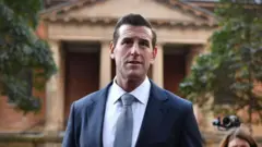 Roberts-Smith em um processo fora de um tribunal australiano.