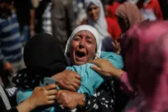 سيدة تبكي في أعقاب زلزال الحوز الذي بلغت شدته 7 درجات على مقياس ريختر