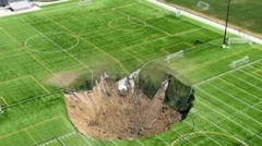 அமெரிக்கா கால்பந்து மைதானத்தில் திடீரெனத் தோன்றிய ராட்சதப் பள்ளம்