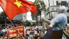 GS Tương Lai là một trong những trí thức tích cực tham gia vào phong trào phản đối Trung Quốc xâm lược Hoàng Sa-Trường Sa