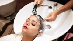 शॅम्पूचा खरंच फायदा होतो का? केसांबाबतच्या या 4 गोष्टी जाणून घ्या